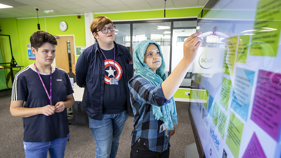 Students at Basingstoke College of Technology use an interactive whiteboard in a LaunchSpace room.