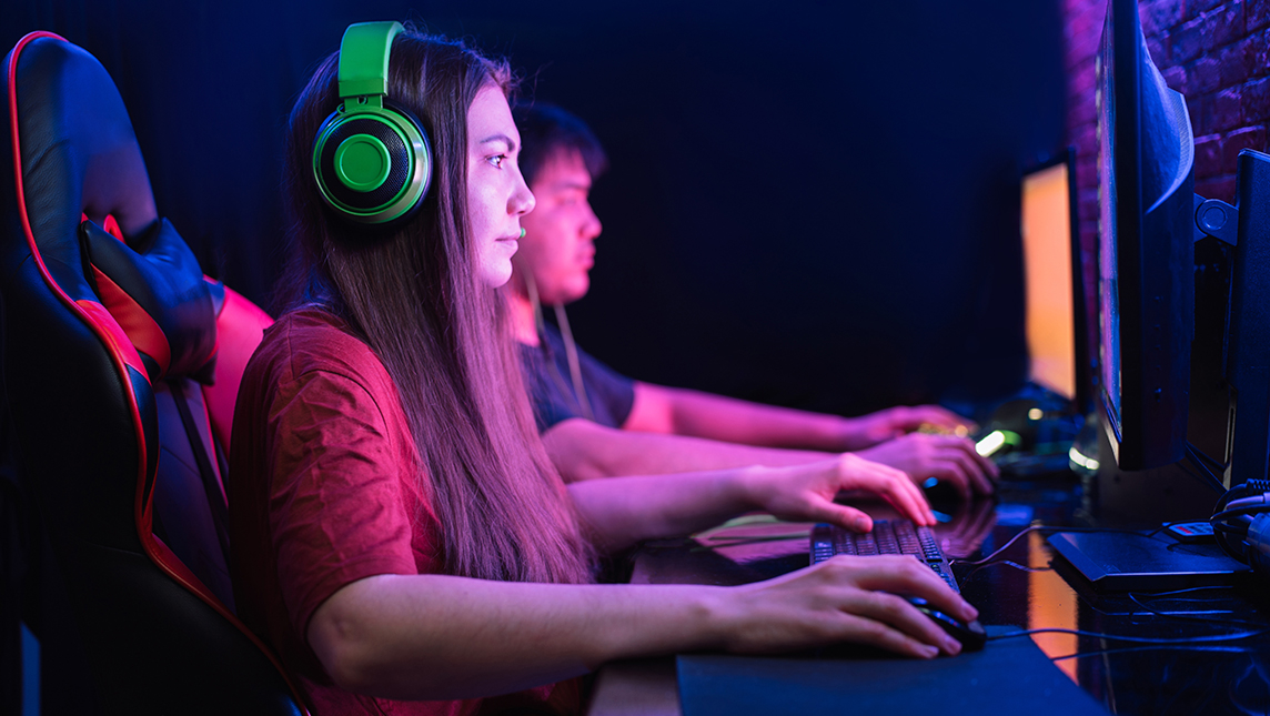 Students play esports on their computers.