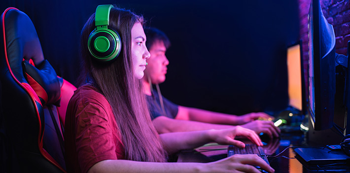 Esports gamers play on computers.